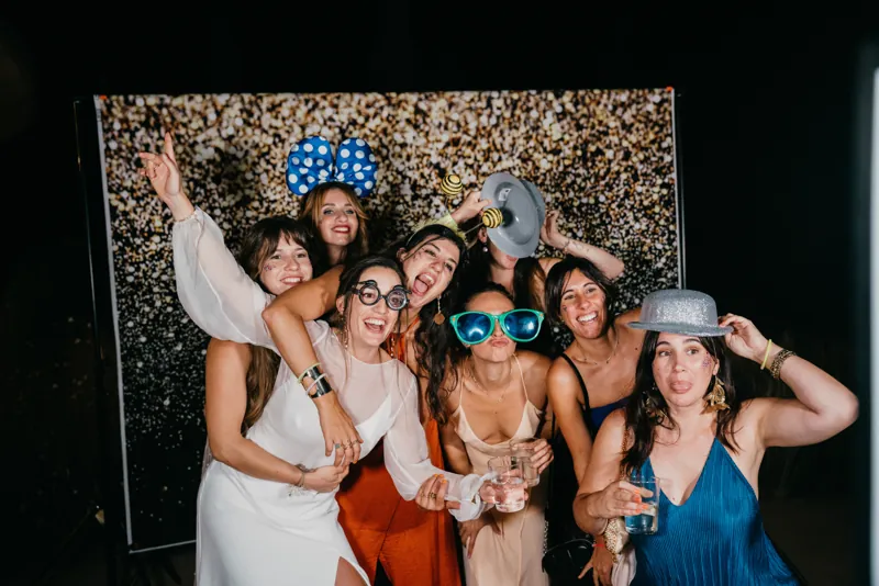 La novia y sus amigas posando juntas con el atrezzo