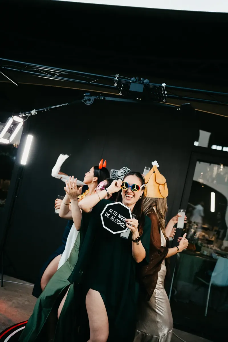 Invitadas grabando un vídeo de grupo con Sky 360
