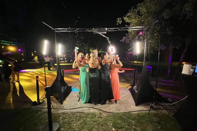 Vista del montaje de Sky 360 con invitados durante una celebración nocturna